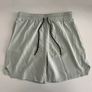 Nahaufnahme von leichten schnell trocknenden Herren-Sportshorts mit Kordelzug.