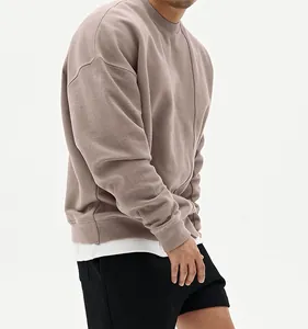Detalle de una sudadera de cuello redondo extragrande para hombre en color taupe.