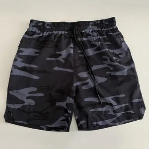 Flachbild von schnell trocknenden Herren-Sportshorts mit grauem Camouflage-Muster und Kordelzug.