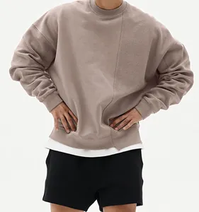 Detalle de sudadera de hombre de color topo oversize con cuello redondo y costura vertical