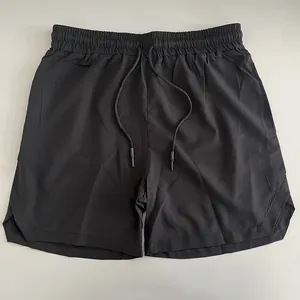 Vorderansicht der schwarzen, schnell trocknenden Herren-Sportshorts mit Kordelzug am Bund