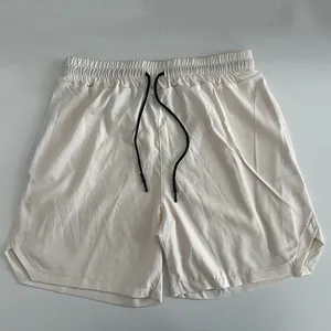 Herren Sport-Shorts in Creme, schnelltrocknend, mit Kordelzug und seitlichen Schlitzen