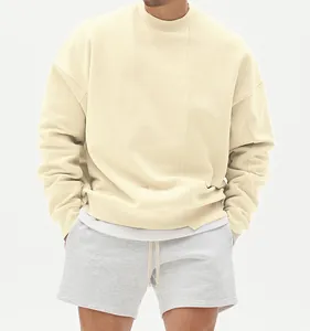 Sudadera oversized color crema con cuello redondo y hombros caídos estilo urbano.