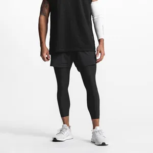 Vue détaillée du short de sport noir double couche pour homme avec legging intégré
