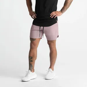 Detailansicht der staubrosa schnelltrocknenden Herren Sportshorts mit einem Kordelzug
