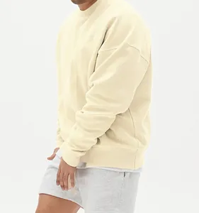 Vista lateral de una sudadera oversize color crema con cuello redondo y hombros caídos