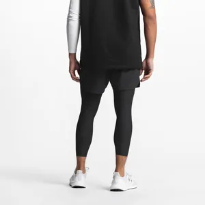 Vue arrière d'un short de sport noir double couche pour homme avec leggings d'entraînement