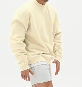 Detalle que muestra el ajuste oversize y el color crema de la sudadera de cuello redondo