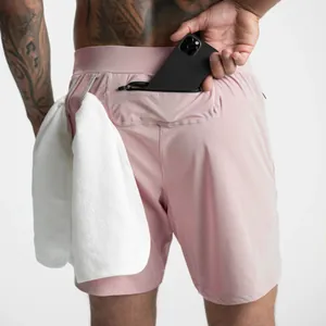 Detailansicht pinke Sportshorts Herren mit Reißverschlusstasche und Handtuchhalter