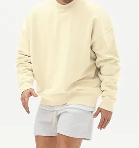 Primer plano de una sudadera crema de cuello redondo con un ajuste relajado de hombros caídos
