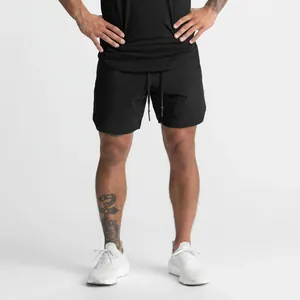 Detailaufnahme der schwarzen, schnell trocknenden Herren-Laufshorts mit elastischem Kordelzug