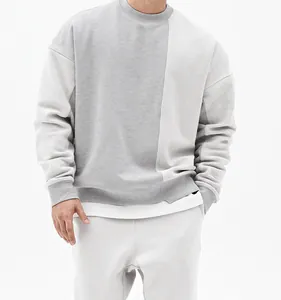 Vista detallada de la sudadera de cuello redondo para hombre con diseño gris