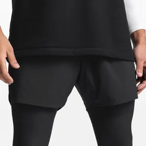 Détail de short de sport noir deux-en-un pour homme avec legging pour l'entraînement.