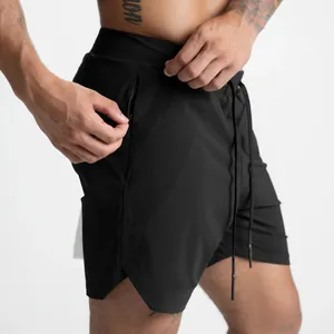 Detailansicht der schwarzen schnelltrocknenden Sportshorts für Herren mit Reißverschlusstasche
