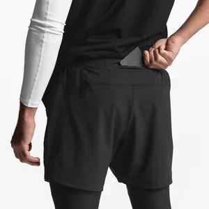 Vue détaillée de la poche arrière cachée du short de sport double couche pour homme