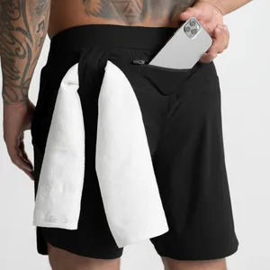Herren Sportshorts schnelltrocknend mit Handtuchschlaufe und hinterer Reißverschlusstasche.