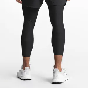 Détail rapproché du short de sport double couche pour homme avec leggings de compression