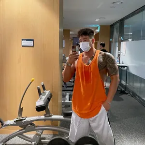 Camiseta de tirantes deportiva naranja brillante para hombre para entrenar fitness