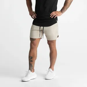 Nahaufnahme-Detail der beige schnelltrocknenden Sportshorts für Herren Fitness und Laufen
