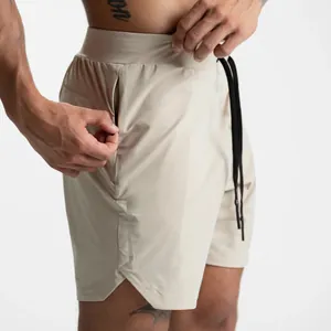 Detail der beigefarbenen Herren-Sportshorts mit sicherer Seitentasche mit Reißverschluss.