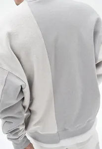 Primer plano de la textura y el diseño de retales de esta sudadera gris extragrande