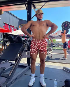 Herren-Basketballshorts mit Giraffenmuster im Streetstyle-Outdoor-Gym-Look.