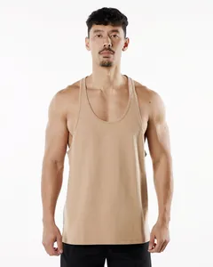 Vue de face du débardeur de fitness beige montrant la coupe athlétique et l'encolure