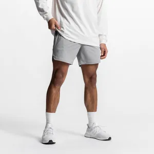 Detalle de los pantalones cortos deportivos grises de secado rápido para hombre para el gimnasio.