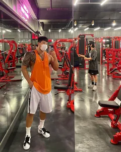 Camiseta de tirantes deportiva naranja para hombre, ideal para entrenamiento en el gimnasio
