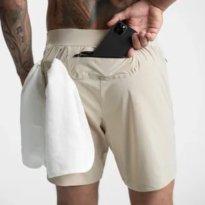 Detailansicht der beigen Sporthose für Herren mit Reißverschlusstasche und Handtuchschlaufe.