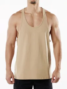 Vue détaillée d'un débardeur de sport pour homme en coton kaki sur un mannequin de fitness