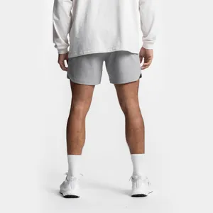 Vista trasera de pantalones cortos deportivos grises de secado rápido para hombre gym