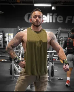 Detalle de la camiseta de tirantes transpirable verde oliva con sisas bajas