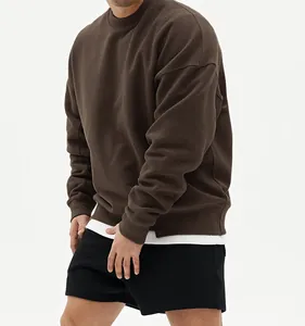 Detalle de la vista lateral de una sudadera marrón de cuello redondo para hombre