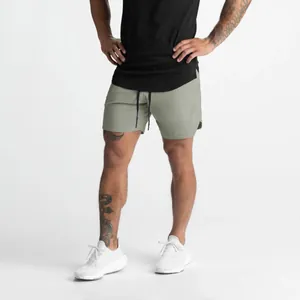 Detailansicht der hellgrünen, schnelltrocknenden Sportshorts für Herren zum Laufen