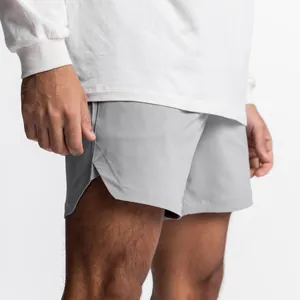 Vista detallada de los pantalones cortos deportivos grises de secado rápido para hombre