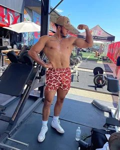Amerikanische High-Street-Sportshorts mit rotem Giraffenmuster für Outdoor-Freizeit