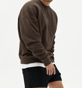 Vista lateral detallada de una sudadera marrón de cuello redondo con diseño de capas