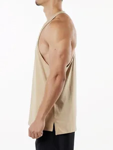 Vue latérale d'un débardeur de fitness beige pour hommes avec ourlet fendu en coton