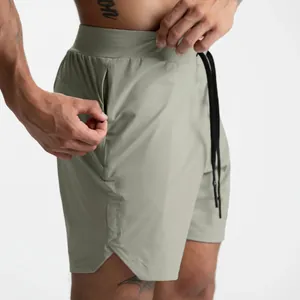 Seitenansicht der schnelltrocknenden grünen Herren-Sportshorts mit Reißverschlusstasche