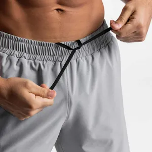Primer plano de pantalones cortos grises para hombre con cintura elástica y cordón ajustable