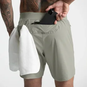 Detailansicht der Herren-Sportshorts mit Reißverschlusstasche und Handtuchschlaufe