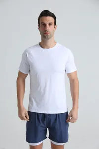 Détail d'un t-shirt de sport blanc à col rond pour homme, idéal pour le fitness et le sport