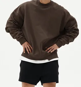Detalle de sudadera marrón extragrande que muestra la textura cepillada de calidad