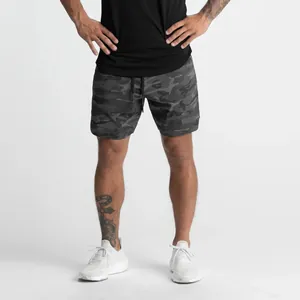 Herren-Camouflage-Sportshorts, schnelltrocknend, in einem Fitness-Studio-Setting