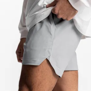 Primer plano de pantalones cortos deportivos de secado rápido con detalle de abertura