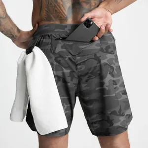 Rückansicht von Camouflage-Sportshorts für Herren mit Reißverschlusstasche und Schlaufe