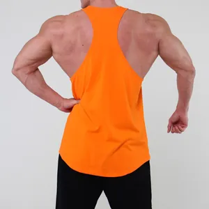 Vista posterior detallada de una camiseta de tirantes deportiva naranja para hombres