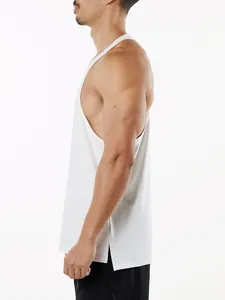 Vue latérale du débardeur de musculation blanc en coton pour homme avec fentes