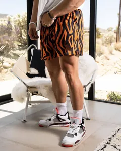 Detailansicht der orangefarbenen Mesh-Shorts mit Tigermuster im amerikanischen High-Street-Stil